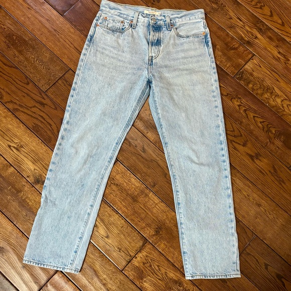 Levi's Wedgie Straight Light Wash Ankle Jeans - Picture 5 of 13